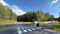 Ihminen ja koira ylittävät suojatietä Asikkalassa.