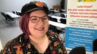 Opiskelija Milla Vaara kertoo lukivaikeuksistaan ja hymyilee kameralle. 