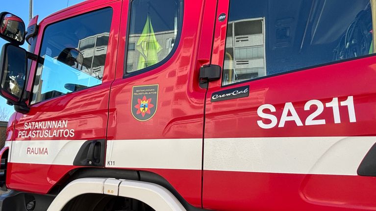 Lähikuvassa on Satakunnan pelastuslaitoksen auto, jossa lukee lisätietona Rauma.