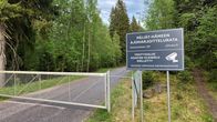 Portti ja aita keskellä metsää. Portti kiinni. Kuva tiestä. Päijät-Hämeen ajoharjoitteluradan portti.