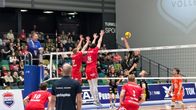 Punapukuinen TuTo volley puolustaa ja Hurrikaani iskee palloa verkon yli.