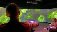 Nainen katsoo museossa digitaalista esitystä oluen valmistamiseen tarvittavasta humalasta.