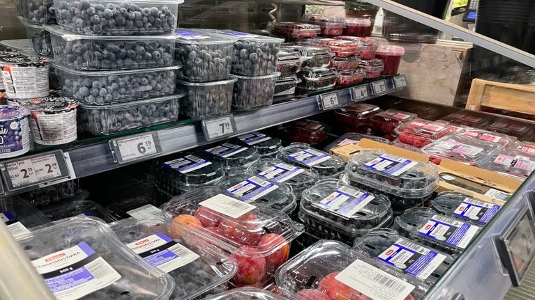 Marjoja kaupan kylmäaltaassa.