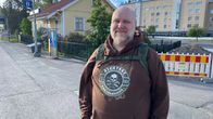 Man står på Domsby station.