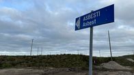 Asbestijätteen purkupaikkaa osoittava tienviitta kuvattuna Ämmässuon ekoteollisuuskeskuksella.