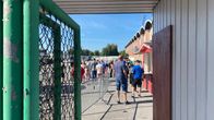 Porin stadionin yleisöjonoa. 