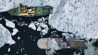 Jäänmurtajat Fennica ja Ymer ilmasta käsin kuvattuna.