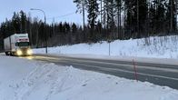 Kuva Leppävirran onnettomuuspaikalta. Tiellä kulkee rekka, ja maa on luminen tien ympäriltä. Edustalla olevassa penkassa näkyy auton renkaan jäljet.
