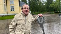 Tunnettu television uutistoimittaja ja poijun näköinen taideteos.