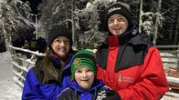 Irlantilaiset Gemma, Aaron ja Sean Lynch seisovat kelkkahaalareissa talvisessa metsässä Kittilässä. Perhe osallistuu päivämatkaan, jossa lennetään Lappiin muutamaksi tunniksi.
