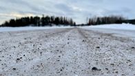 Jäinen tie, joka on hiekoitettu.