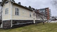 Poliisin eristysnauhaa Ajurinkatu 10 pihassa Kotkassa.