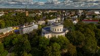 Turun Akatemian observatorio eli Vartiovuoren tähtitorni ilmakuvassa, ympärillä oleva Vartiovuoren puisto, taustalla kaupunkia ja Turun tuomiokirkko.