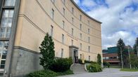 Tampereen Lyseon lukio kuvattuna pilvisessä säässä.