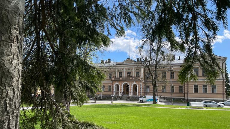 Puiston takana on iso, vanha ja arvokas entinen lääninhallituksen rakennus.