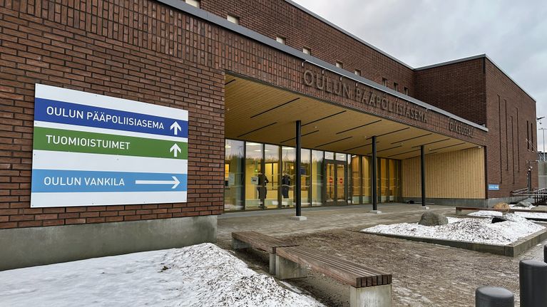 Oulun pääpoliisiaseman sisäänkäynti.