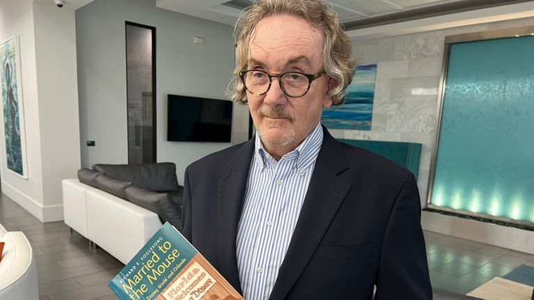 Professor Foglesong  som håller i en bok