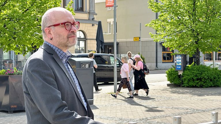 Oululainen Timo Sandman katselee torinrannan aittarakennuksia.