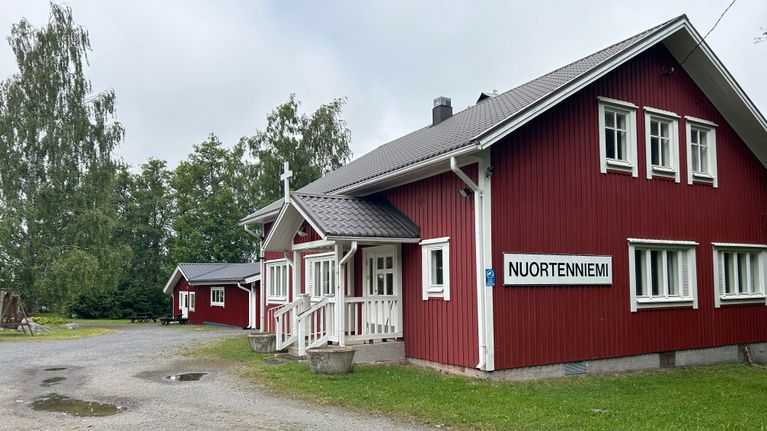Punainen leirikeskuksen rakennus.