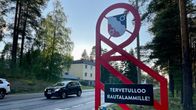 Auto ajaa Rautalampi-kyltin ohi.