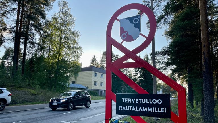 Auto ajaa Rautalampi-kyltin ohi.