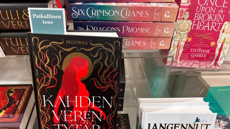 Kirjailija S.K. Rostedtin esikoiskirja Kahden veren tytär kirjakaupassa.
