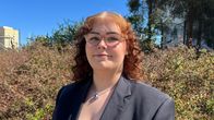 Tampereella sijaitsevan Tammerkosken lukion abiturientti Evie Syreeni katsoo kameraan.