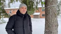 Roman Levdikov taloyhtiön pihalla.