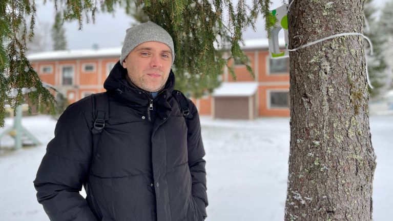 Roman Levdikov taloyhtiön pihalla.
