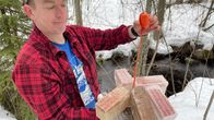 Limnologi Heikki Holsti esittelee valmista viiden mätirasian ja painokiven pakettia, joka laitetaan takana näkyvään ojaan.