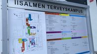 Kuvassa on Iisalmen terveyskampuksen opastetaulu.
