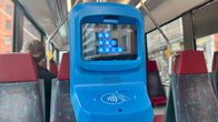 HSL:n uusi kortinlukija raitiovaunussa Helsingissä 20.7.2024.