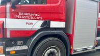 Ison paloauton ovessa lukee Satakunnan pelastuslaitos, Pori.