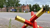 Kasern på Nylands brigad syns bakom brigadskylt.