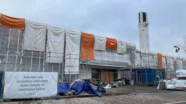 Seinäjoen seurakuntakeskus on remontin alla, taustalla Lakeuden risti. 