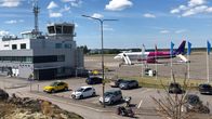 Wizz Airin lentokone seisoo Turun lentokentällä heinäkuussa 2023.