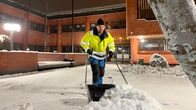 Inarin Kiinteistöt Oy luottamusmies Juha Kallioinen leipätyössään Inarin Kunnalla, 7.11.2024 Ivalossa. 