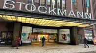 Stockmannin pääsisäänkäynti Helsingin keskustassa. Stockan kello puuttuu, sillä se on huollossa.