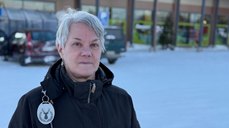 Kirsti Saijets seisoo kaupan pihalla.