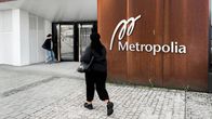 Metropolia-ammattikorkeakoulun kampus Myllypurossa. Seinässä Metropolian logo.