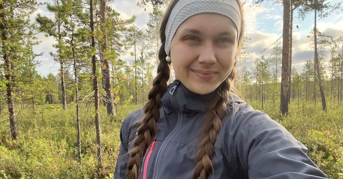 Iris Poikkijärvi válddii sogas giela ruovttoluotta ja vuolgá dál lohkat ...