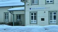 Vanha kunnantalo talvisessa maisemassa.