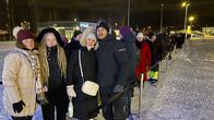 Ihmiset jonottavat ulkona talvivaatteissa kylmässä säässä pimeään aikaan aamulla kello 7 Kemin Bilteman avajaisiin..