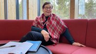 Tominnanjohtaja Ristenrauna Magga istuu punaisella sohvalla, pöydällä kirjoitus- ja muistiinpanovälineet kulttuurikeskus Sajoksessa 11.2.2024 Inarissa.