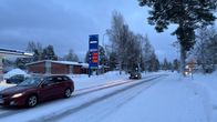 Kylänraitti talvisena iltapäivänä.
