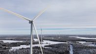 Tuulivoimaloita metsäisellä alueella.