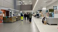 Ihmisiä kävelemässä Kainuun Uuden sairaalan käytävällä.