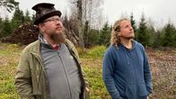 Espoolaiset Teemu Ilola ja Pekka Airaksinen hankkimanssa autiotilan edustalla, katsovat kohti taloa, syksyisen harmaa päivä.