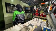 Koneistaja työpisteellä Valmet Technologies OY:n tiloissa Vantaalla.