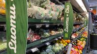 Kaupan vihannes-hedelmäosaston luomutiskiä on kuvattuna monessa kerroksessa.